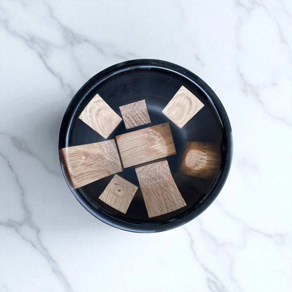 Håndlaget bolle i sort epoxy og eik – Moderne eleganse med naturlig sjel