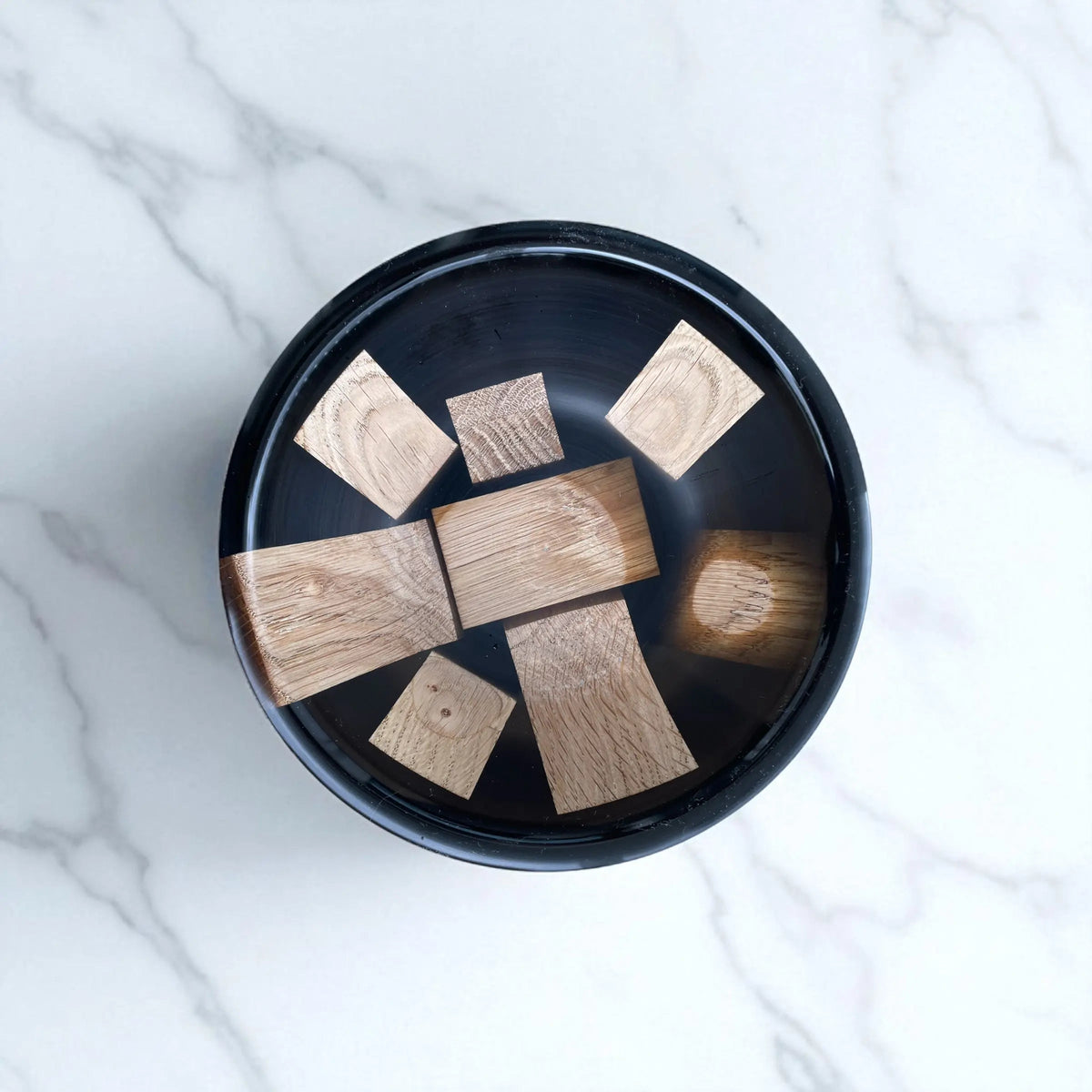 Håndlaget bolle i sort epoxy og eik – Moderne eleganse med naturlig sjel