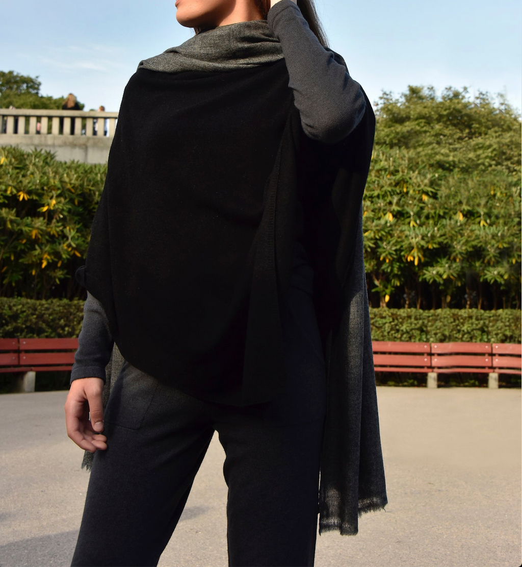 Cashmere turtleneck poncho black